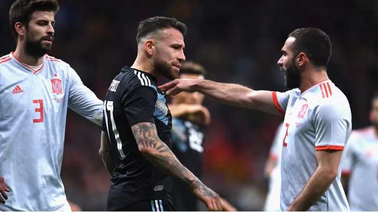 Daniel Carvajal da Espanha e Nicolas Otamendi da Argentina. Foto: David Ramos/Getty Images