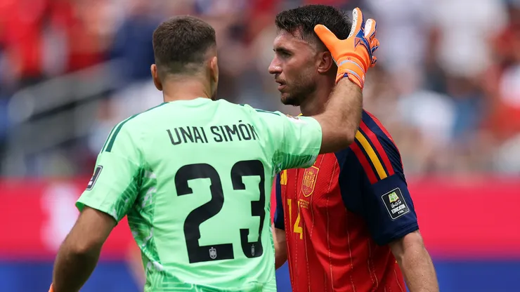 Unai Simón e Laporte durante uma partida pela Espanha. Foto: Luke Hales/Getty Images