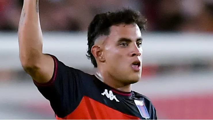 Flamengo avança por David Romero, do Tigre. Foto: Marcelo Endelli/Getty Images