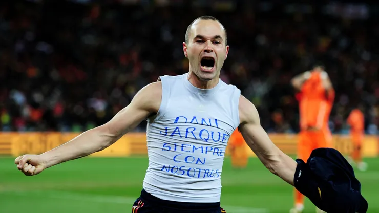 Andrés Iniesta marca na final da Copa. (Foto: Jamie McDonald/Getty Images)