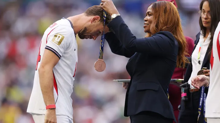 Rice recebendo a medalha de bronze na Copa do Mundo 2026