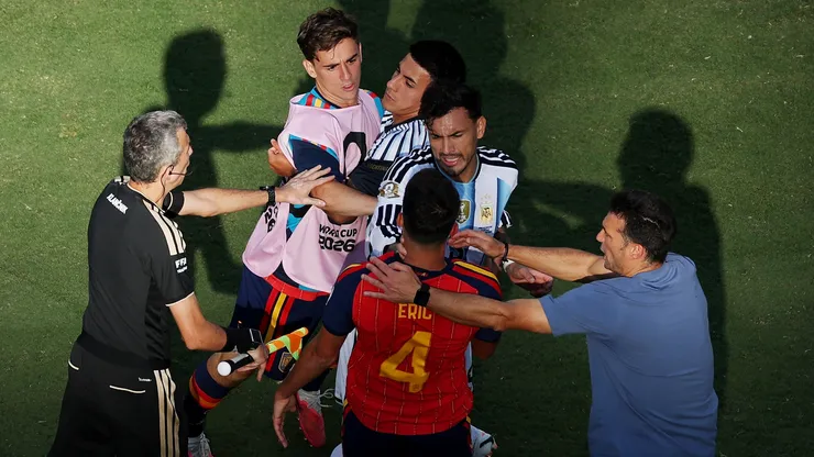 Paredes briga com espanhóis - Foto: Al Bello/Getty Images