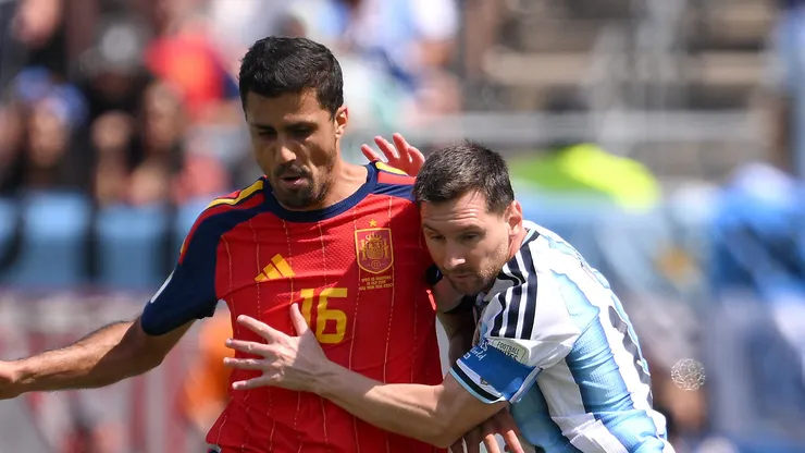 Rodri em disputa com Messi na final da Copa (Photo by David Ramos/Getty Images)