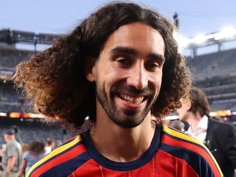 Vini Jr. parabeniza Cucurella após conquista da Copa
