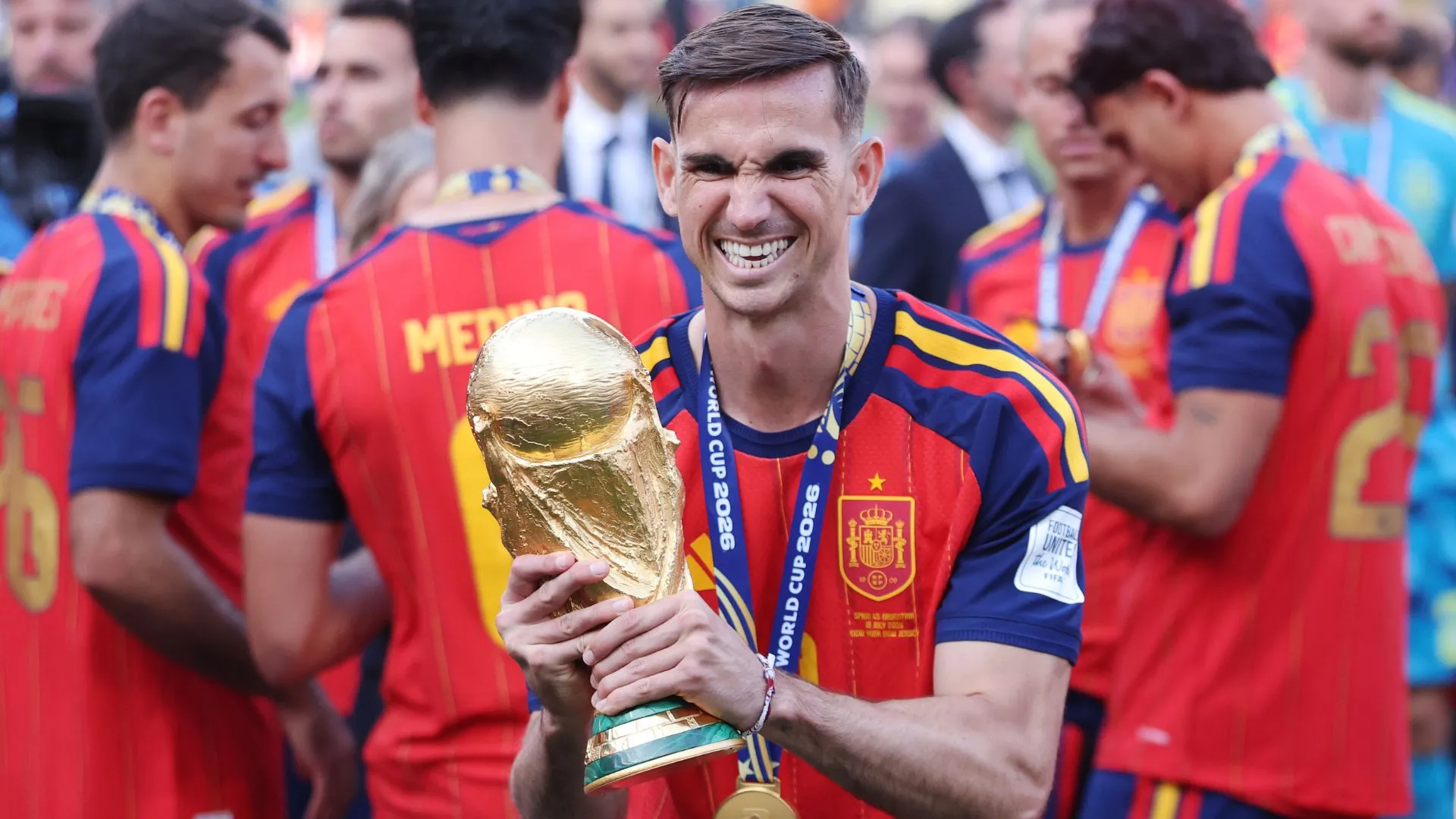 Fabián Ruiz com o troféu da Copa do Mundo após o bicampeonato da Seleção Espanhola (foto: Carl Recine/Getty Images)