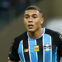 Corinthians disputa Carlos Vinicius com o exterior