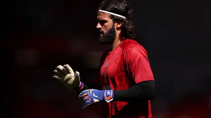 Alisson aquecendo pelo Liverpool
