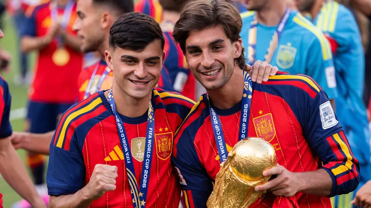 Pedri e Ferran Torres após o título da Espanha na Copa do Mundo. Foto: David Ramos/Getty Images