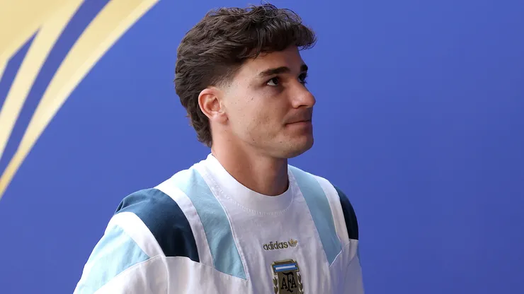 Julián Álvarez antes de uma partida pela Argentina. Foto: Florencia Tan Jun/Getty Images