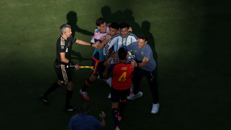 Paredes briga com jogadores espanhóis na final da Copa (Al Bello/Getty Images)
