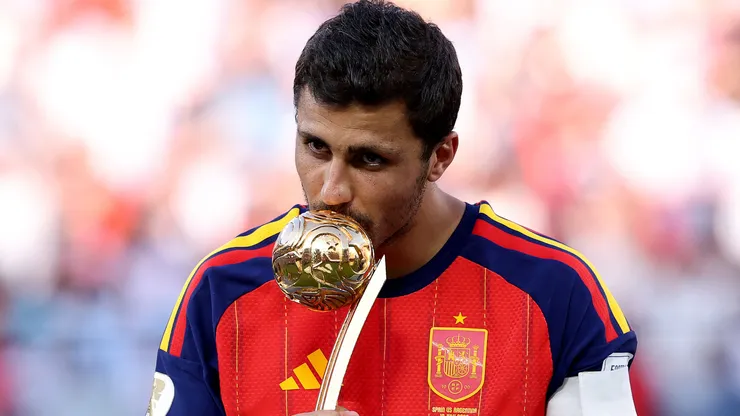 Rodri com o troféu de melhor da Copa do Mundo. Foto: Carl Recine/Getty Images
