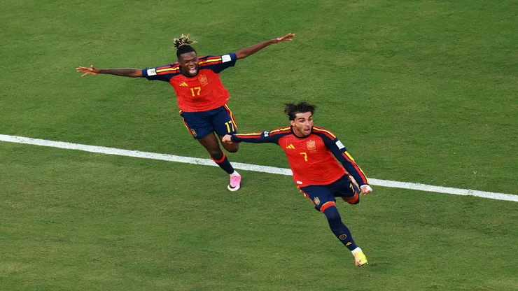 Ferran Torres e Nico Williams comemoram o gol da Espanha na final do Mundial - Elsa/Getty Images
