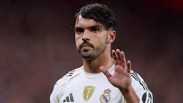 Raul Asencio pelo Real Madrid. Foto: Ion Alcoba Beitia/Getty Images