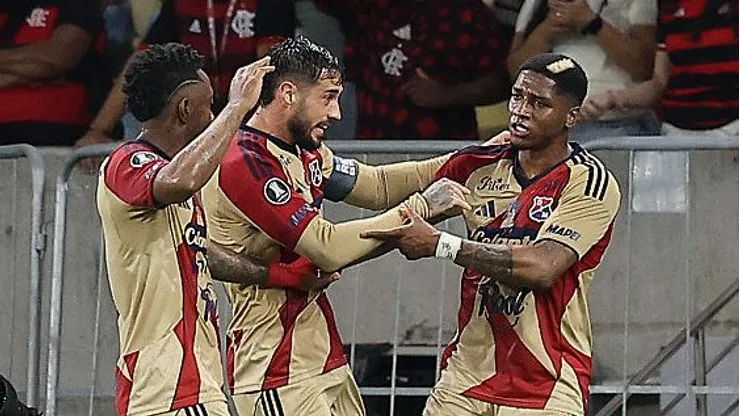 Yony González do Independiente Medellín e outros jogadores. Foto: Wagner Meier/Getty Images