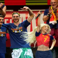 Gavi e Fabián Ruiz recebem tomates pelo título Mundial