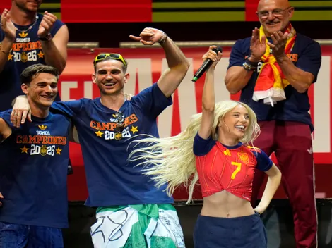 Gavi e Fabián Ruiz recebem tomates pelo título Mundial