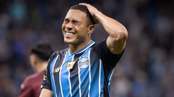 Sem renovar com o Grêmio, Carlos Vinícius é procurado para retornar ao Benfica nesta janela. Foto: Maxi Franzoi/AGIF