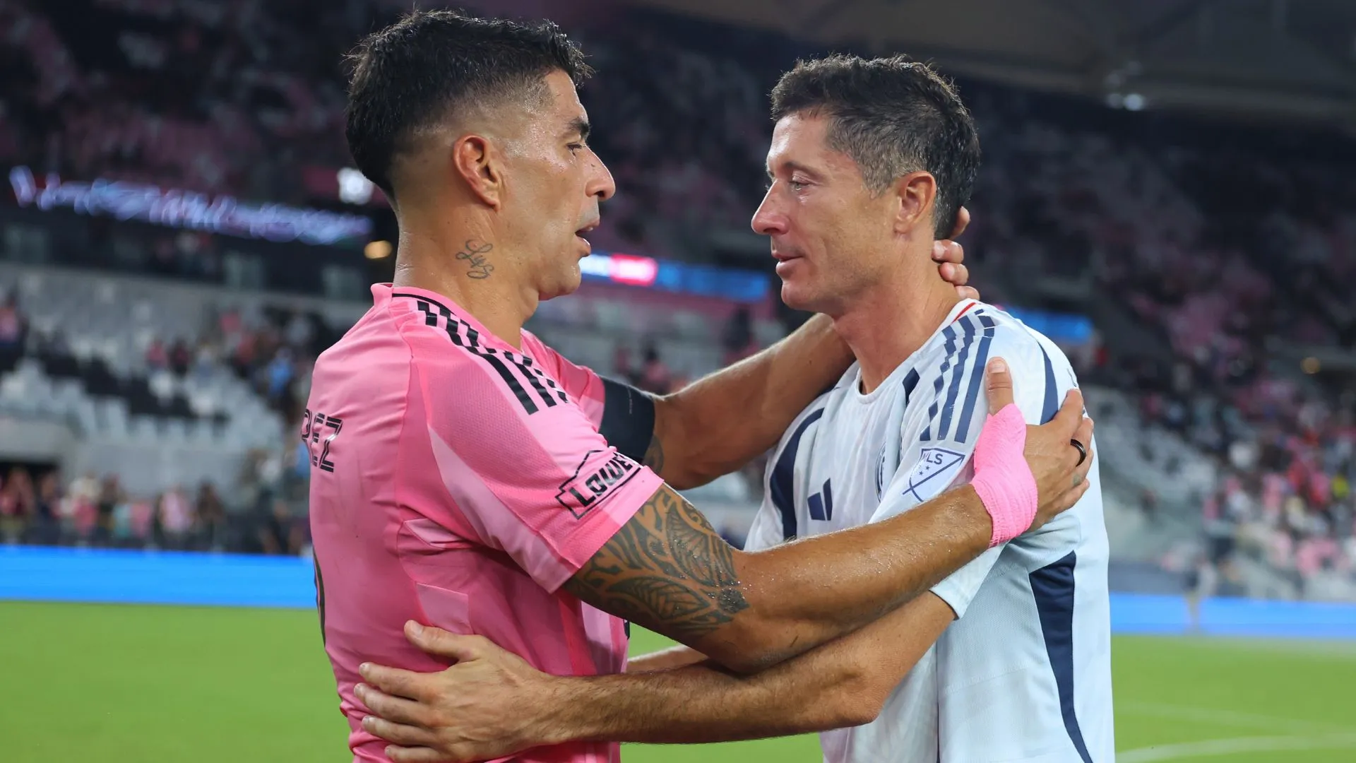 Suárez e Lewandowski se cumprimentando (foto: Megan Briggs/Getty Images)