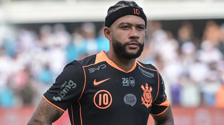 Memphis Depay em uma partida pelo Corinthians. Foto: Jota Erre/AGIF