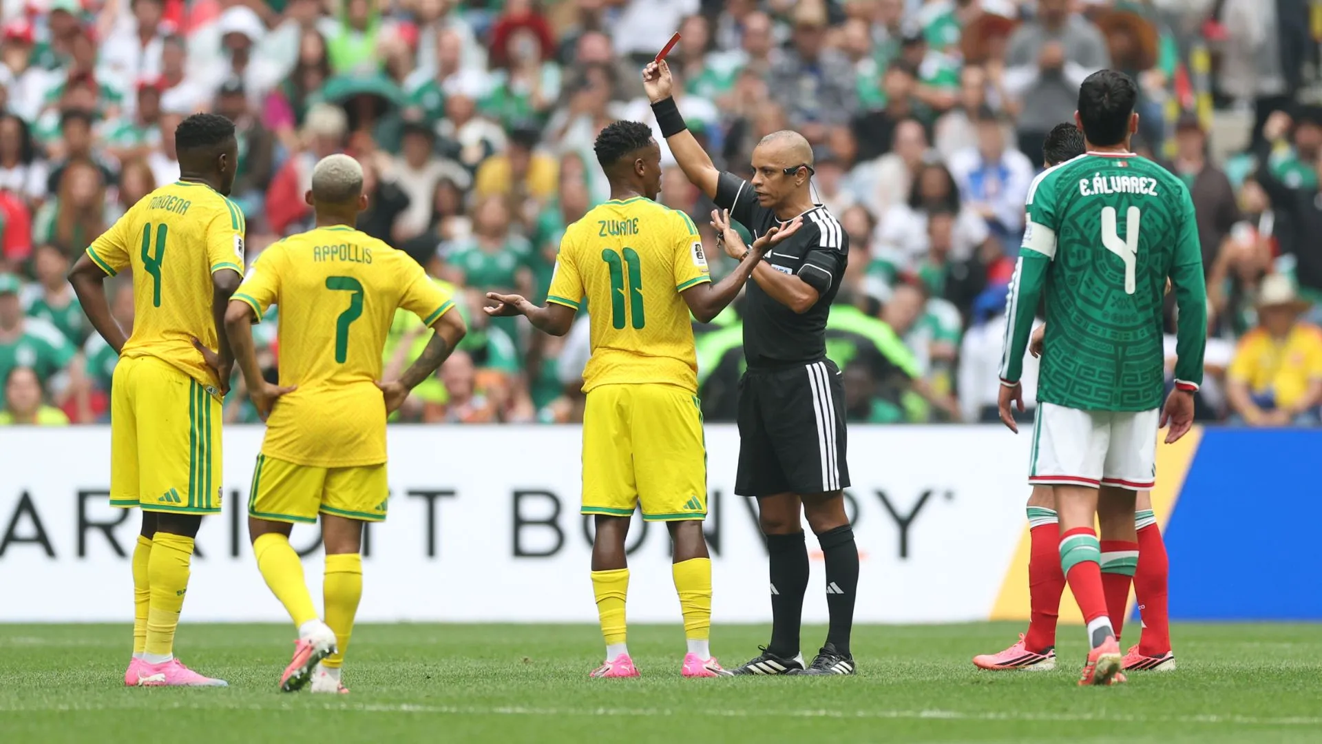 Copa do Mundo: Expulsão de Themba Zwane no jogo de abertura, entre México e África do Sul (foto: Carl Recine/Getty Images)