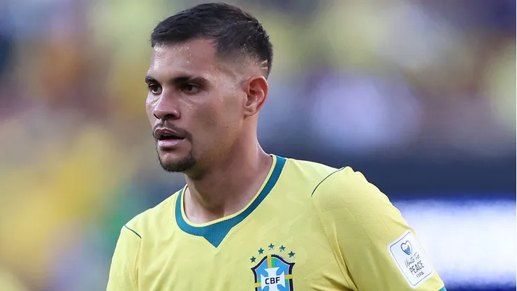 Bruno Guimarães chega a acordo para jogar no Arsenal e aguarda liberação do Newcastle United. (Foto: Kevin C. Cox/Getty Images)