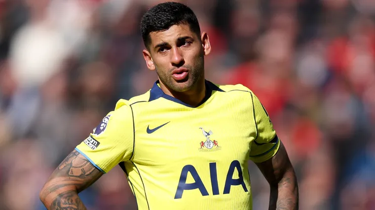 Cristian Romero em campo pelo Tottenham. Foto: George Wood/Getty Images