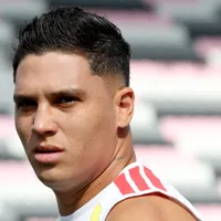 Galo se aproxima de Juan Quintero