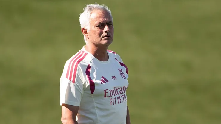 José Mourinho descarta completamente Raúl Asencio e zagueiro deve deixar o Real Madrid. Foto: IMAGO / SOPA Images