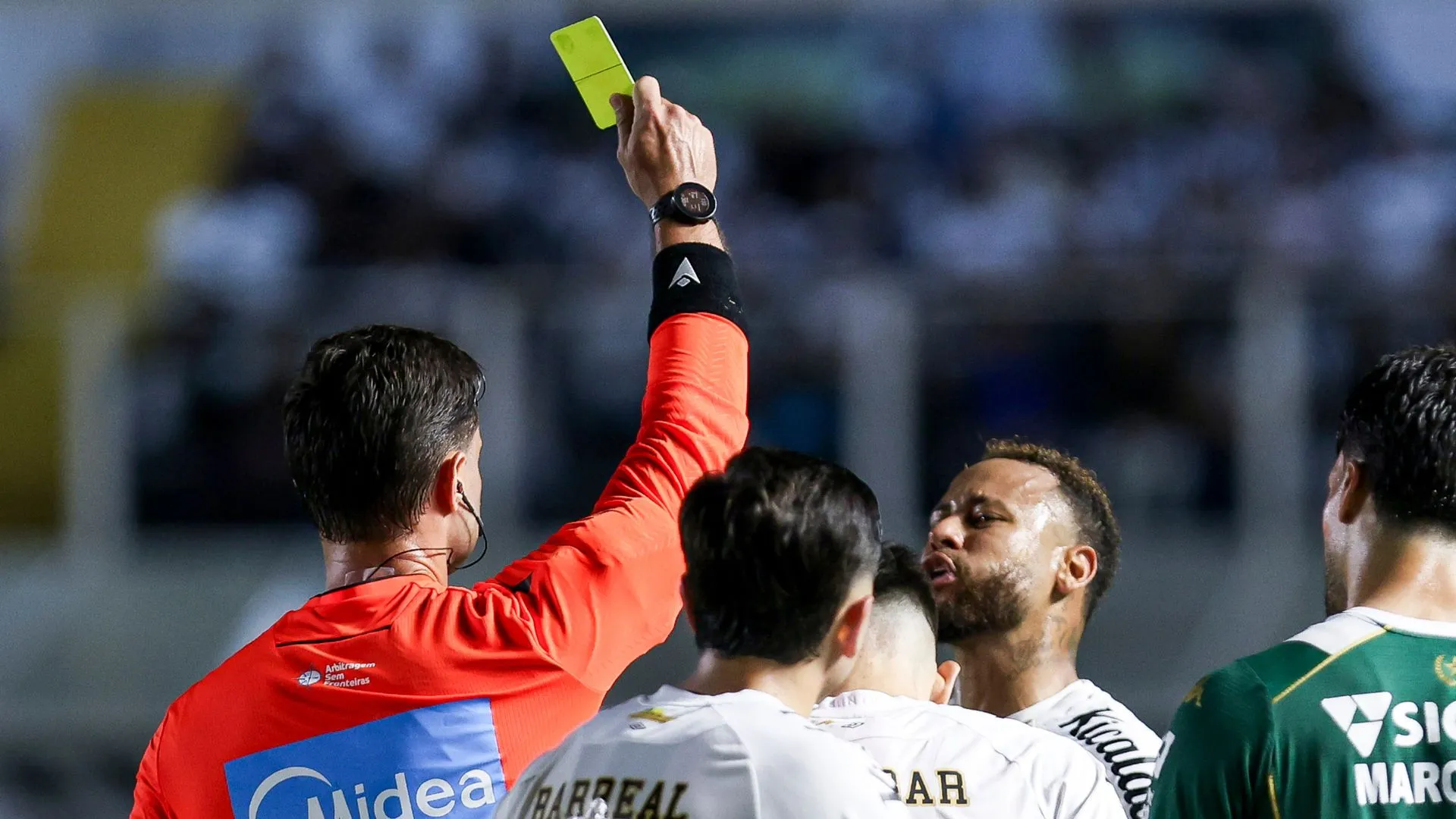 Neymar foi advertido com cartão amarelo (foto: Ricardo Moreira/Getty Images)