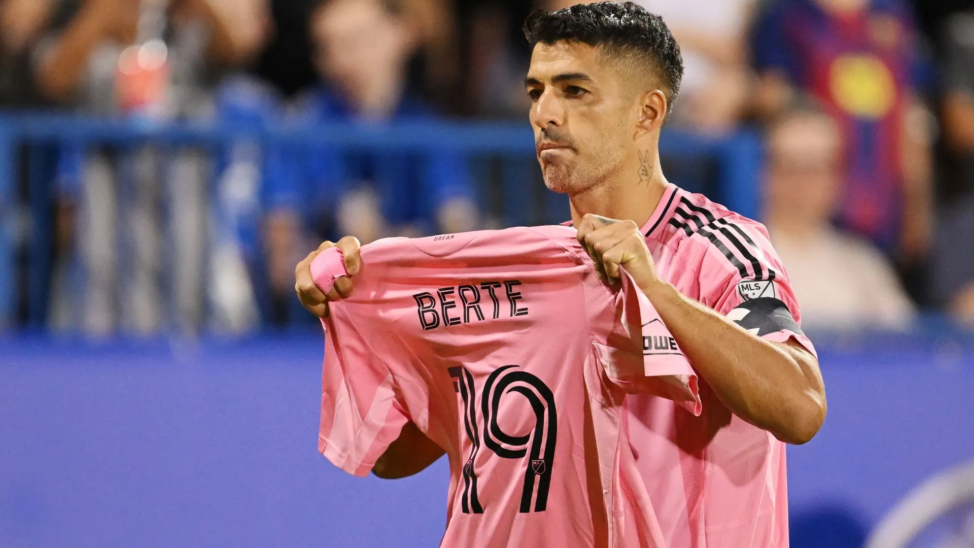 Suárez homenageou Berterame (foto: Minas Panagiotakis/Getty Images)