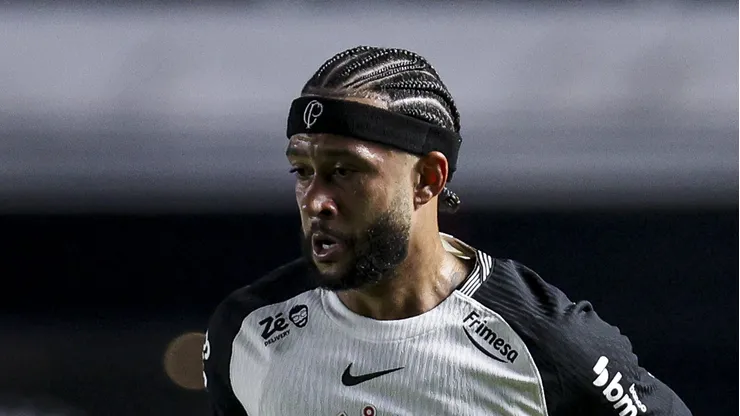 Memphis Depay em jogo do Corinthians (Photo by Ricardo Moreira/Getty Images)