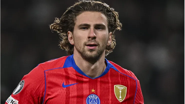 Illya Zabarnyi em jogo do PSG. (Photo by Octavio Passos/Getty Images)