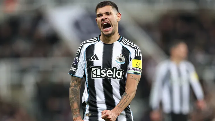 Bruno Guimarães tem negociação para jogar no Arsenal (Stu Forster/Getty Images)
