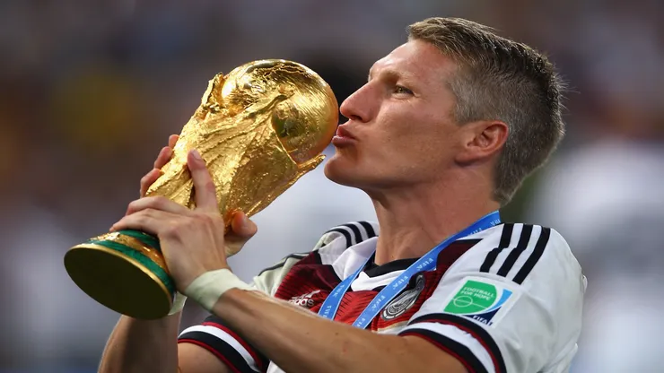 Schweinsteiger com o troféu da Copa do Mundo de 2014 conquistada pela Alemanha - Clive Rose/Getty Images