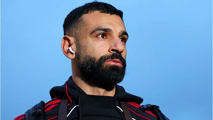 Mohamed Salah analisa ofertas. Foto: Molly Darlington/Getty Images)