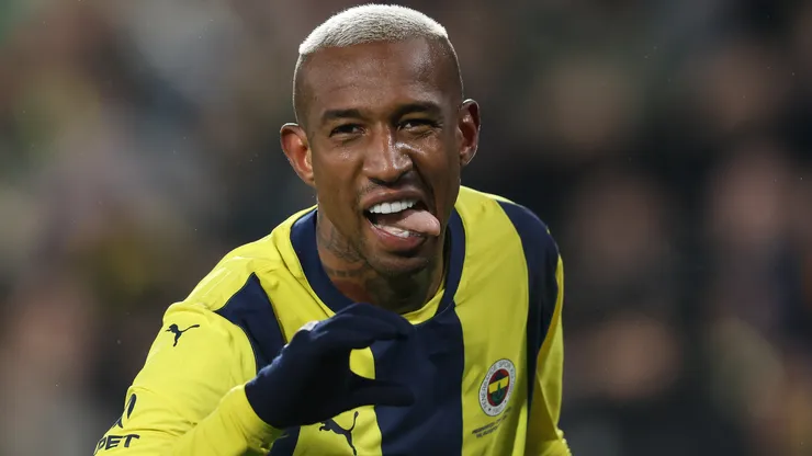 Anderson Talisca em campo com as cores do Fenerbahçe. Foto: Ahmad Mora/Getty Images