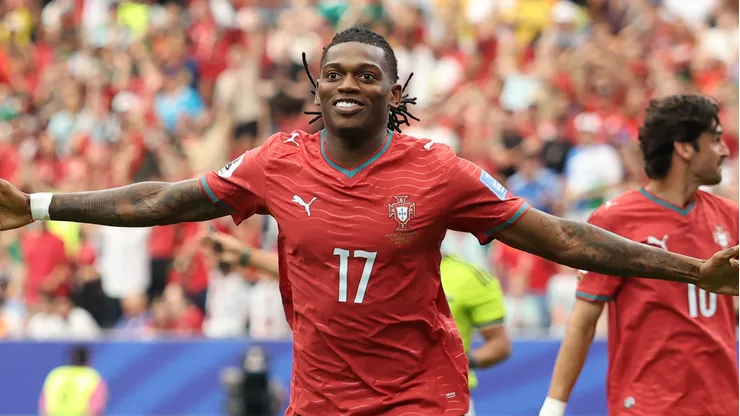 Rafael Leão quer deixar o Milan e Fenerbahçe oferece salário de R$ 5,8 milhões por mês para contratá-lo. (Foto: Charlotte Wilson/Getty Images)