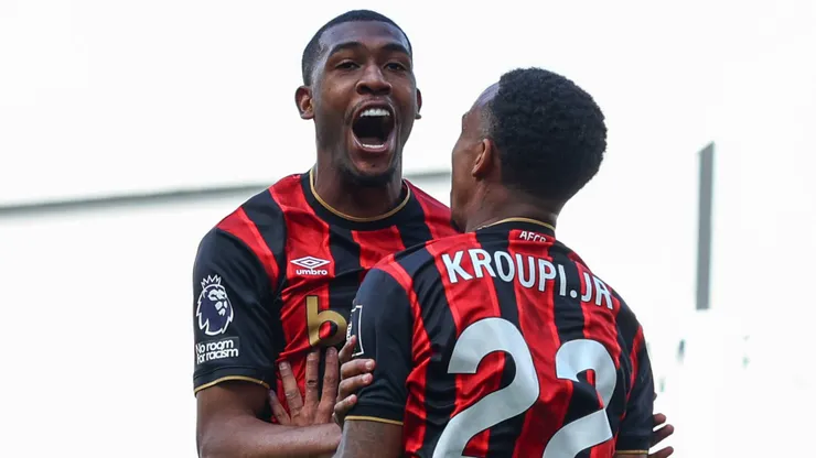 Rayan e Kroupi comemorando um gol do Bournemouth. Foto: IMAGO / Craig Mercer
