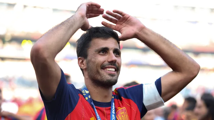 Rodri, número 16 da Espanha, comemora com sua medalha após a vitória da equipe na final da Copa do Mundo da FIFA 2026 entre Espanha e Argentina, no Estádio de Nova York e Nova Jersey, em 19 de julho de 2026, em East Rutherford, Nova Jersey. (Foto de Lars Baron/Getty Images)