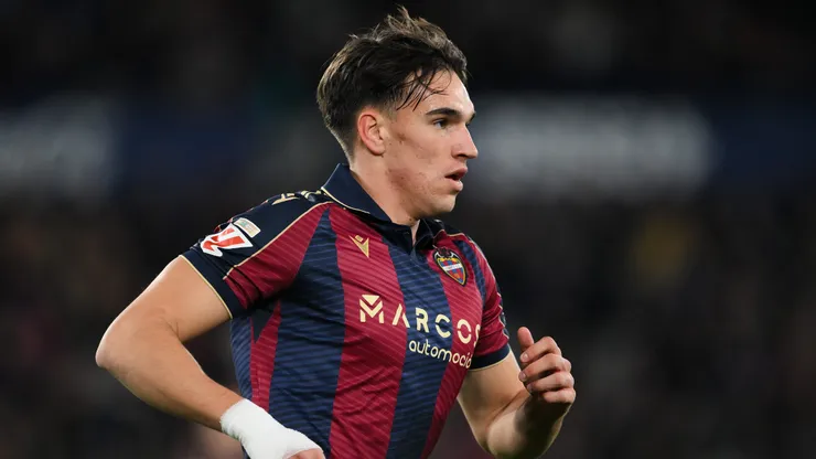 Carlos Espi of Levante UD runs with the ball during the LaLiga EA Sports match between Levante UD and Elche CF at Ciutat de Valencia on January 23, 2026 in Valencia, Spain.