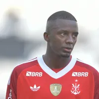 Flamengo veta saída do goleiro Andrew para a Inglaterra