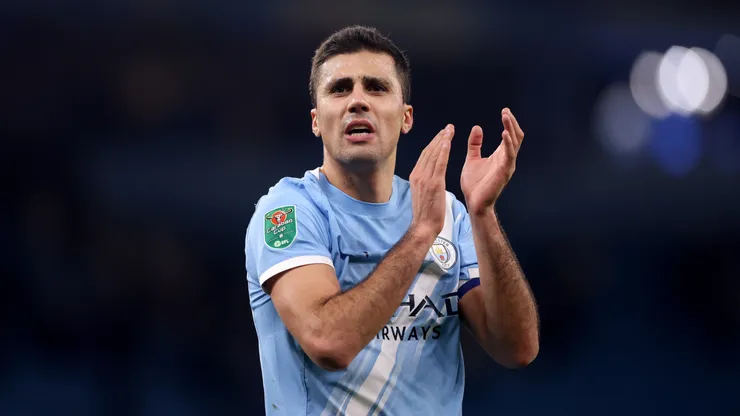 Rodri, do Manchester City, durante o jogo de volta da semifinal da Copa da Liga Inglesa entre Manchester City e Newcastle United, no Etihad Stadium, em 4 de fevereiro de 2026, em Manchester, Inglaterra. (Foto de Carl Recine/Getty Images)