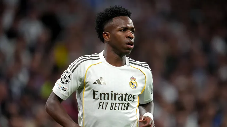 Vinicius Junior, do Real Madrid, observa durante a partida de ida das quartas de final da Liga dos Campeões da UEFA 2025/26 entre Real Madrid CF e FC Bayern München, no Estádio Santiago Bernabéu, em 7 de abril de 2026, em Madri, Espanha. (Foto de Aitor Alcalde/Getty Images)