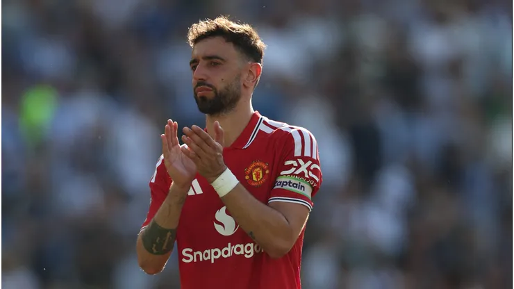 Bruno Fernandes, do Manchester United, aplaude os torcedores após a partida da Premier League contra Brighton & Hove Albion. (Photo by Steve Bardens/Getty Images)