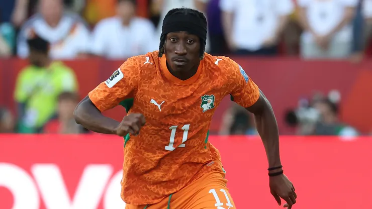 Yan Diomande, da Costa do Marfim, corre com a bola durante a partida da Copa do Mundo contra a Alemanha. (Photo by Alexander Hassenstein/Getty Images)