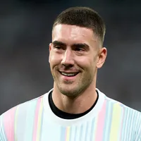 À espera do Barcelona, Vlahović adia resposta ao Besiktas