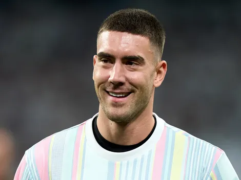 À espera do Barcelona, Vlahović adia resposta ao Besiktas