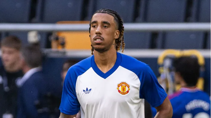 Leny Yoro, do Manchester United, durante o aquecimento antes do amistoso de pré-temporada entre Manchester United e Atlético de Madrid, (Photo by Michael Campanella/Getty Images)