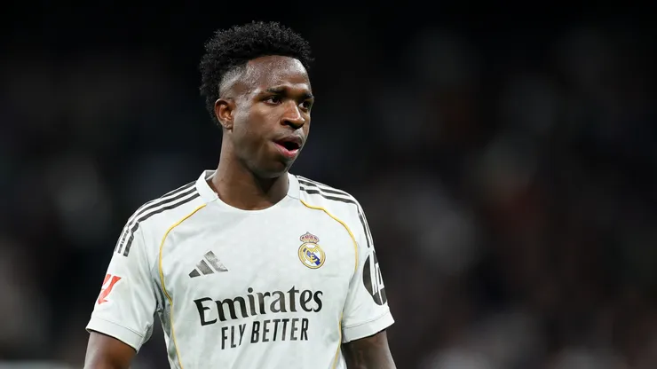Vinicius Junior, do Real Madrid, observa o jogo da LaLiga EA Sports entre Real Madrid CF e Getafe CF no Estádio Santiago Bernabéu, em 2 de março de 2026, em Madri, Espanha. (Foto de Florencia Tan Jun/Getty Images)