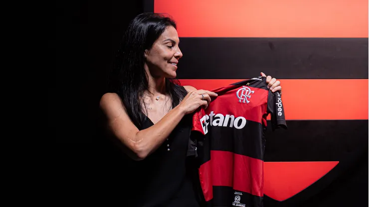 Thaisa recebeu uma homenagem do Flamengo - Foto: Paula Reis/CRF.